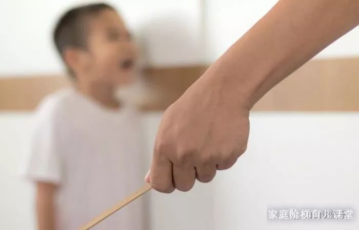 男子衣架打小孩事件，社会反响与深度反思